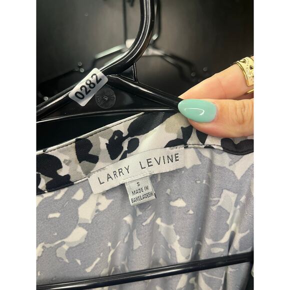 Larry Levine Black & White Abstract Print Ruched Top - Picture 2 of 3